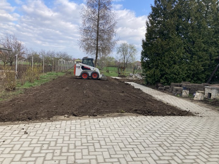 Tereprendezés Bobcat-vel